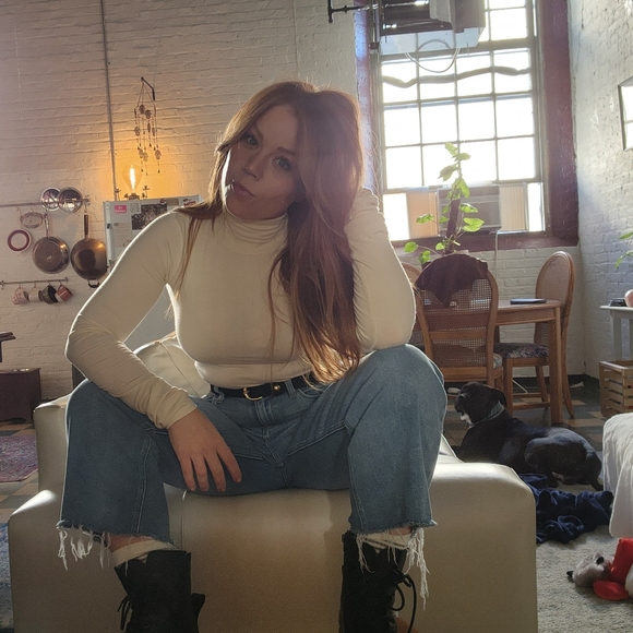 Meet your Posher, Laura - Picture 1 of 2